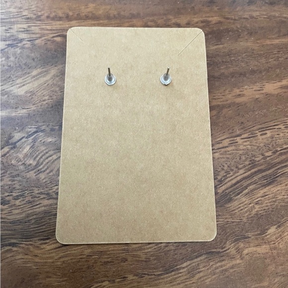 Howlite stud earrings - Picture 2 of 2